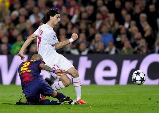 PSG's Javier Pastore (R) escapes from Barcelona defender Daniel Alves to score at the Camp Nou on April 10, 2013